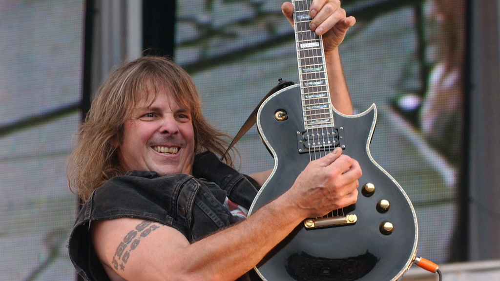 Der einstige Manowar-Musiker Ross The Boss beim Little Steven's Underground Garage Festival am 14. August 2004 in New York City